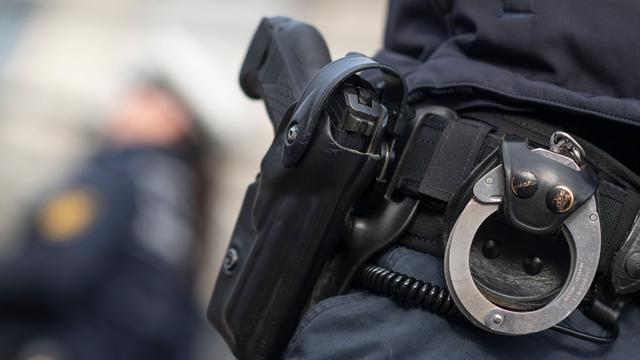 Angriff mit Messer: Streit beim Kartenspielen: Mann mit Messer verletzt