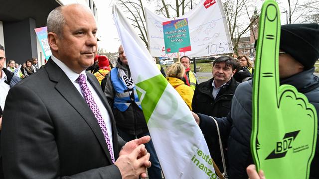 Entgelte: Tarifgespräche - Minister warnt vor überzogenen Forderungen