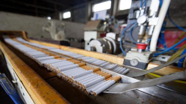 Illegale Fabrik: Zoll fahndet nach Zigaretten-Steuerbetrüger - auch über TV