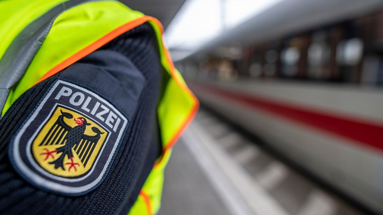 Gewalt im Zug: Zugbegleiter angegriffen: 100 Reisende müssen ICE verlassen