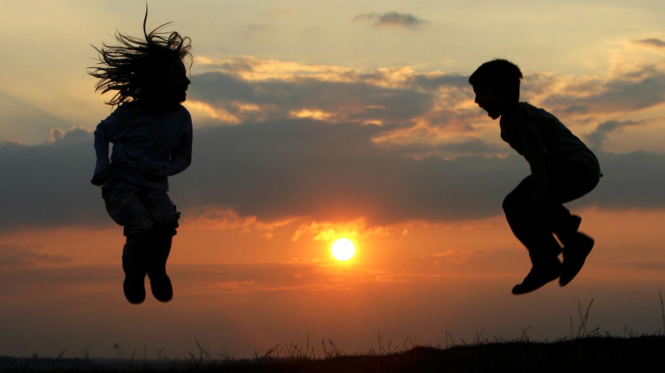 Spielend leicht Kontakt finden: Besser "Baut eine Sandburg" als nur "Geht zusammen spielen"