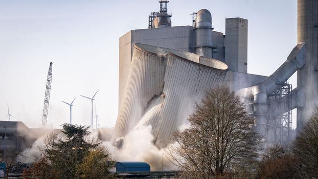 Strukturwandel: Platz für Neues: Kühlturm von Braunkohlenkraftwerk gesprengt
