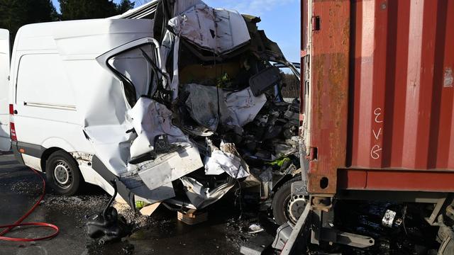 Tödlicher Unfall: Transporter prallt an Stauende in Lkw - Beifahrer stirbt