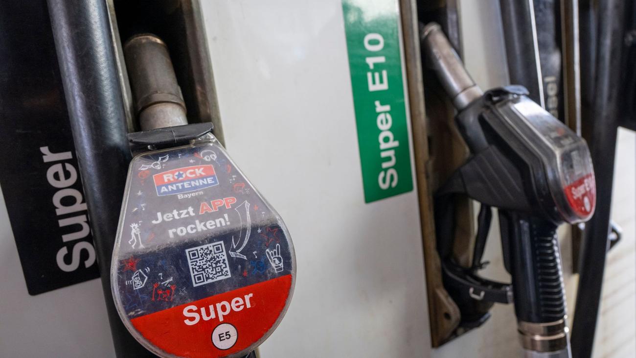 Zapfsäule gesperrt: Ungeduldiger Autofahrer reißt Zapfpistole an Tankstelle ab