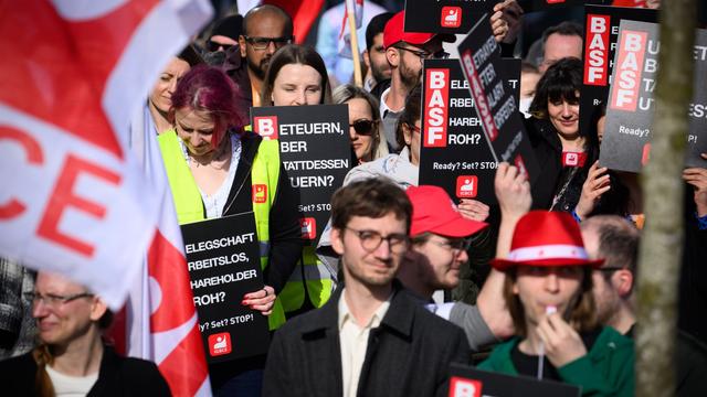 Protest: BASF-Mitarbeiter in Berlin demonstrieren gegen Indien-Pläne
