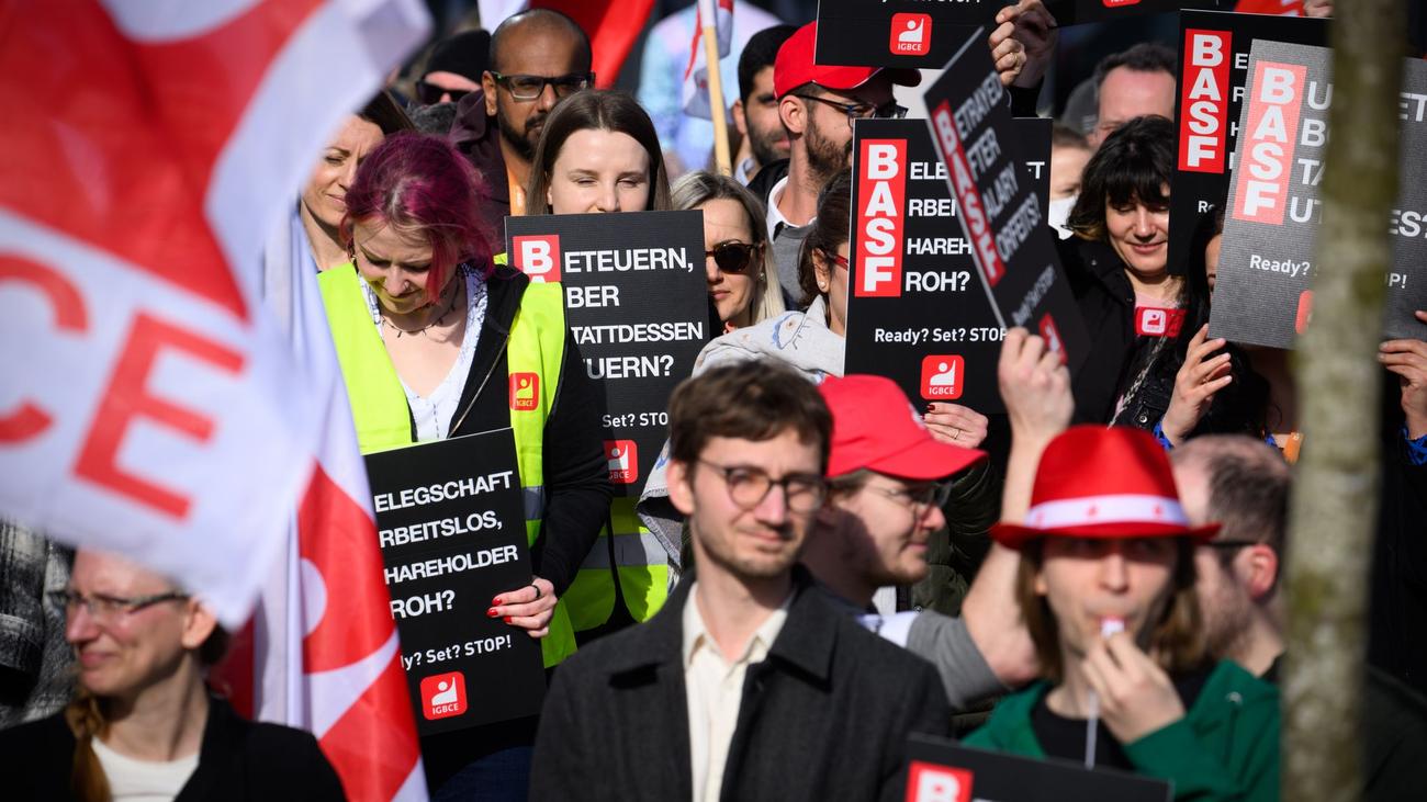 Protest: BASF-Mitarbeiter in Berlin demonstrieren gegen Indien-Pläne