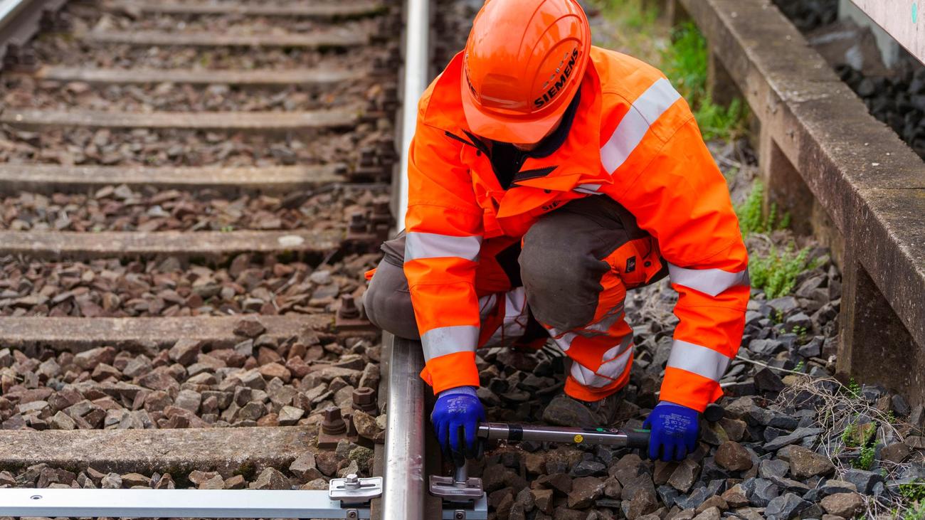 Bahnstrecke wird modernisiert: Bauarbeiten auf Main-Weser-Bahn - Fahrplan eingeschränkt