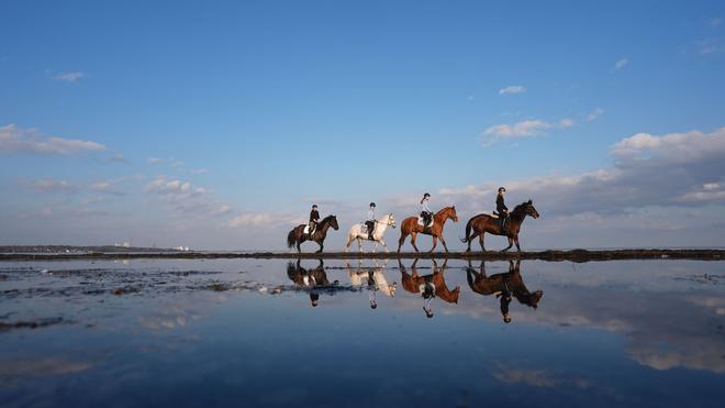 Fotografie: Udo Lindenberg und Ikkimel stehen bei der Verleihung des Deutschen Musikautor*innenpreises zusammen.