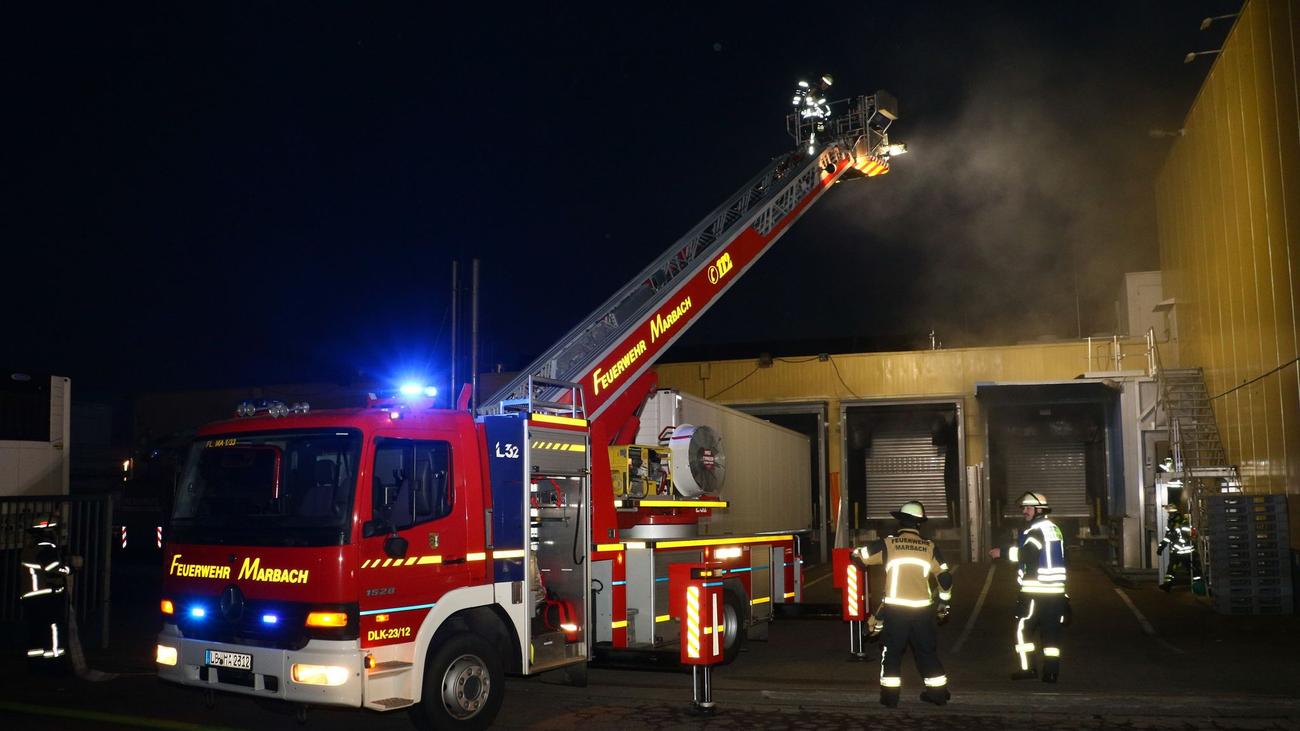 Brand: Dichter Rauch bremst Feuerwehr bei Brand in Dönerbetrieb