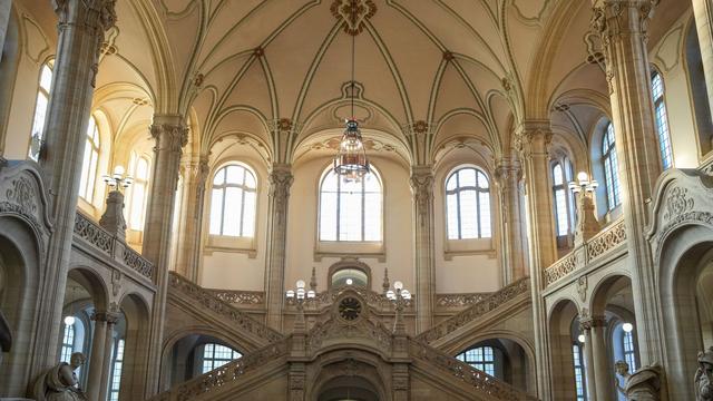 Millionen-Steuerschaden: Millionen-Betrug mit Luxuswagen: Vier Angeklagte vor Gericht