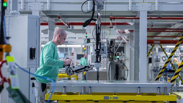 Volkswagen-Tochter: Skoda eröffnet neue Hightech-Fabrik für Batteriesysteme