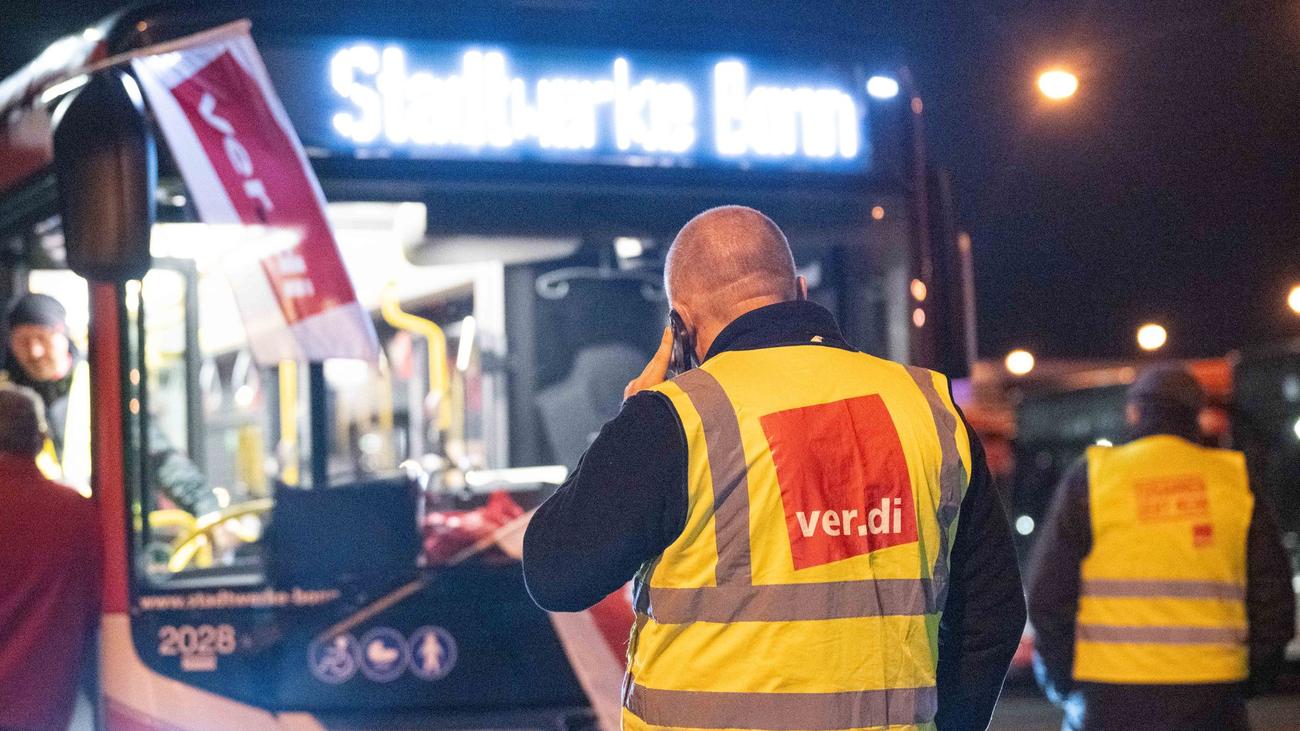 Tarifkonflikt: Warnstreik angelaufen: Viele Busse und Bahnen fallen aus