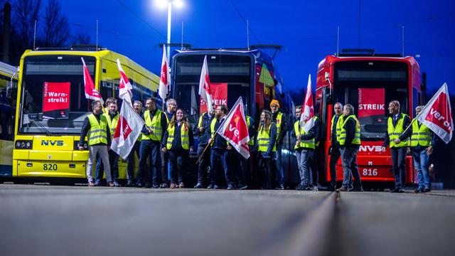 Bussen und Bahnen fallen aus: Warnstreiks legen Nahverkehr lahm