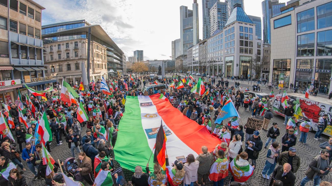 Frankfurter Innenstadt: Applaus für US-Intervention bei Iran-Demo in Frankfurt