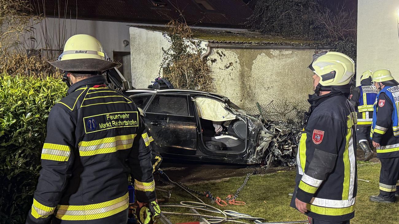 Notfälle: Auto überschlägt sich bei Hohenwart – Fahrer in Lebensgefahr