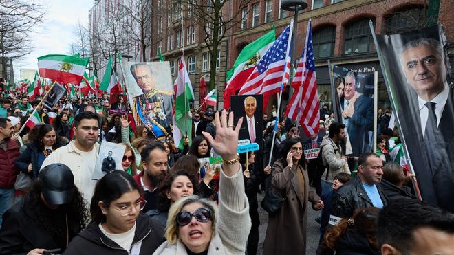 Iran-Demo in Hamburg: Mit US-Flaggen gingen Demonstranten der iranischen Community in Hamburg auf die Straße.