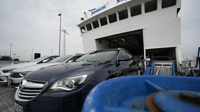 Fahrer rettet sich selbst: Am Fähranleger nach Borkum ist ein 59-Jähriger mit seinem Auto ins Hafenbecken gefahren. (Archivbild)