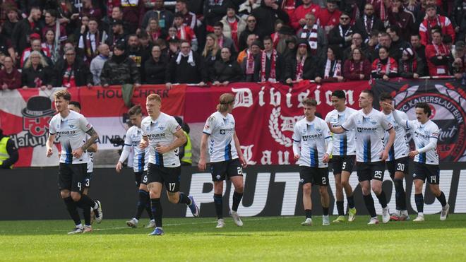 2. Fußball-Bundesliga: Paderborn gewinnt in Kaiserslautern.