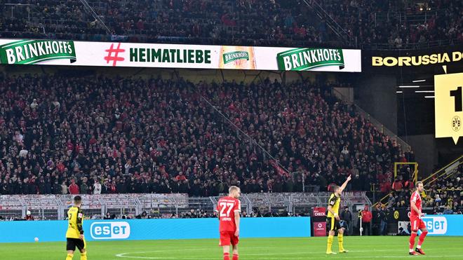 Bundesliga-Klassiker: Die Heimfans jubelten beim Führungstreffer von Nico Schlotterbeck (m), die Bayern-Fans waren aber auch aus einem anderen Grund still.