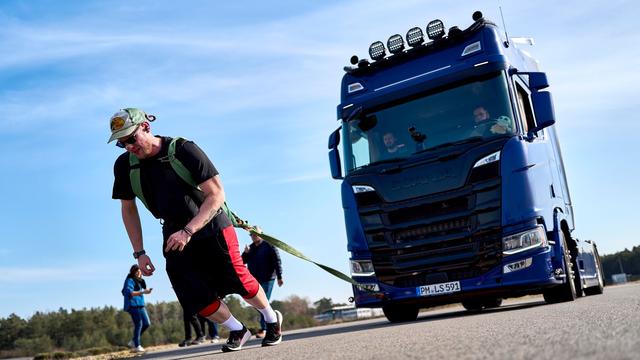 Mehr als 750 Meter: 35-Jähriger zieht Lkw eine Stunde lang mit Muskelkraft