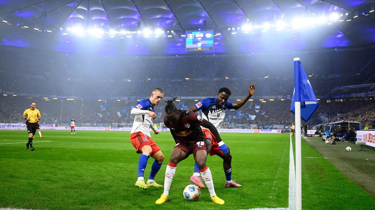 Fußball-Bundesliga: HSV-Fans sorgen mit Tennisbällen für Spielunterbrechung