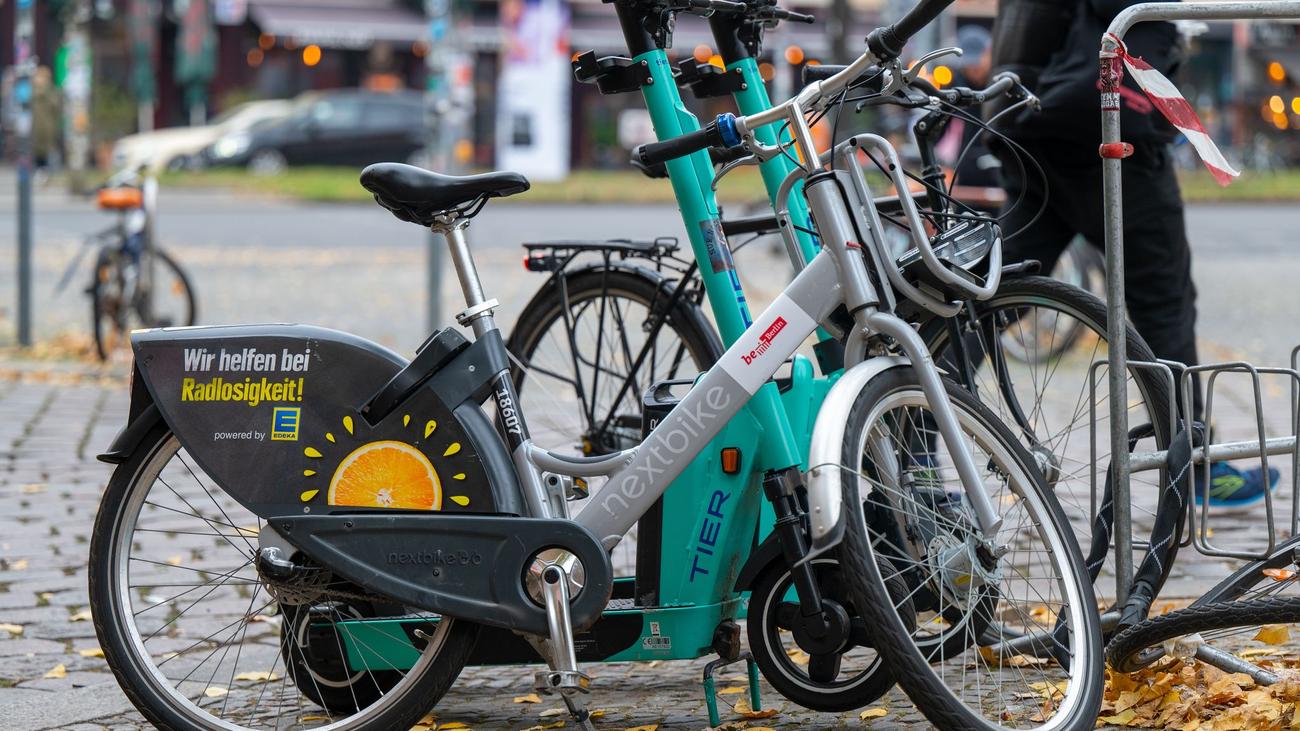 Mobilität: Schieben Städte Leihrädern und E-Rollern den Riegel vor?