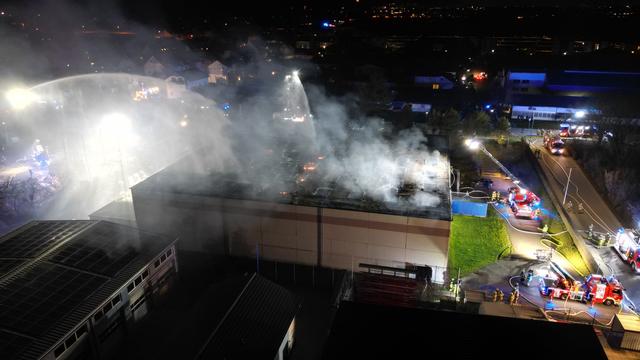 Rhein-Neckar-Kreis: Sporthalle in Laudenbach brennt – 120 Einsatzkräfte vor Ort