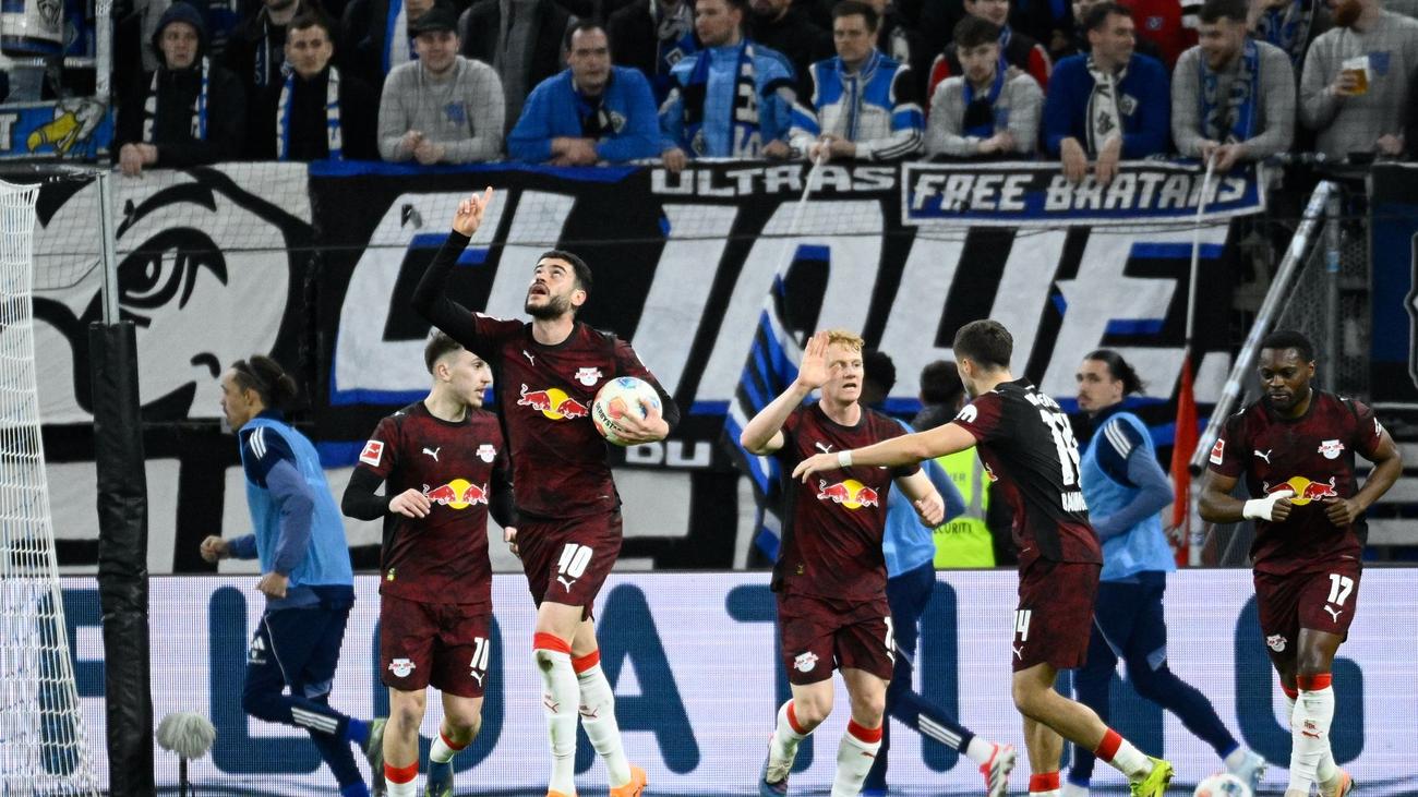 Fußball-Bundesliga: Tennisbälle und Traumtor: Leipzig beendet HSV-Heimserie