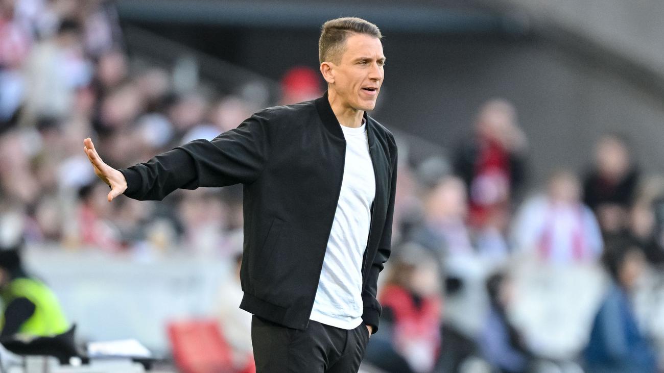 Fußball-Bundesliga: Wolfsburger Chefetage schweigt: Droht Coach Bauer das Aus?