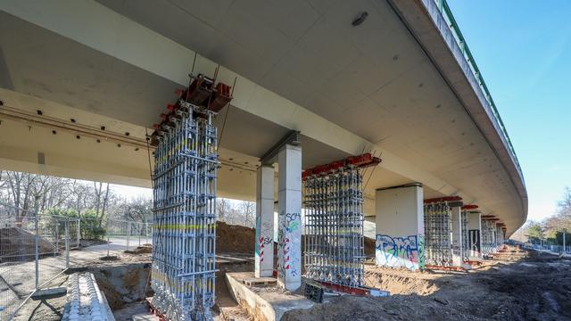 Brückenabsicherung: 408 Stützen sichern marode Agra-Brücke bei Leipzig