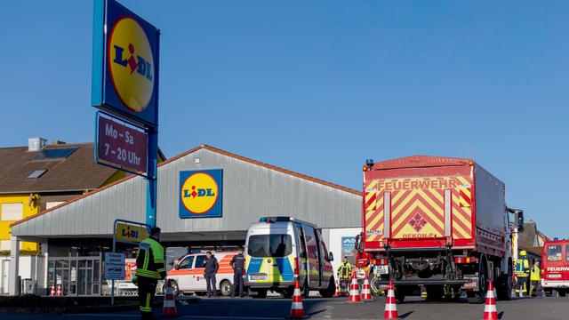 Unfall beim Einkaufen: Lastwagen überfährt Mann auf Supermarktparkplatz
