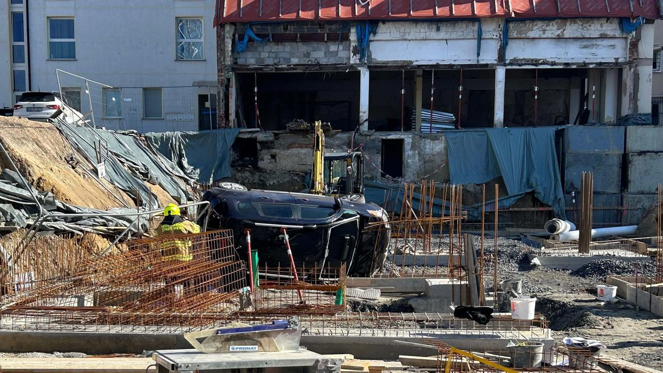 Auto in der Grube: Fahrerin stürzt mit Auto in Baugrube