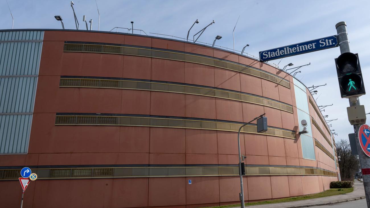 Prozess: JVA-Mitarbeiter sollen auf nackte Frau eingetreten haben