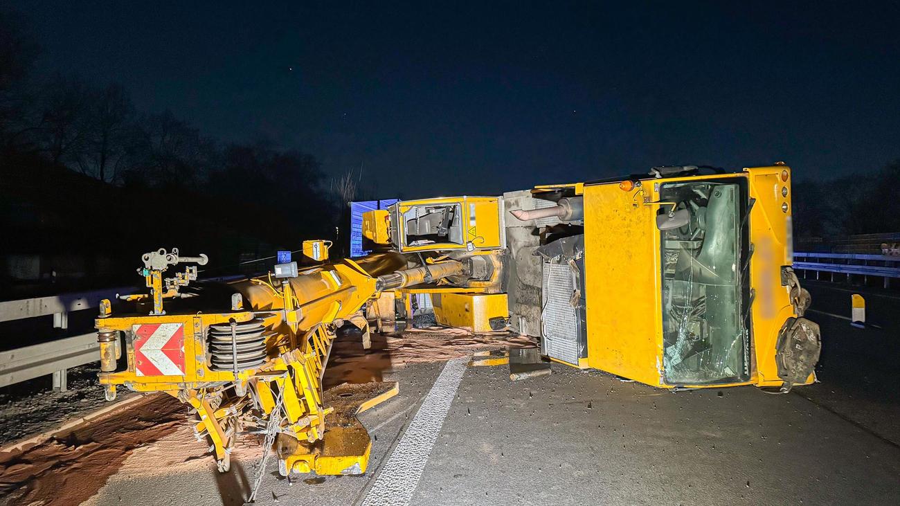 Lkw verliert Ladung: Kran fällt von Tieflader auf A42