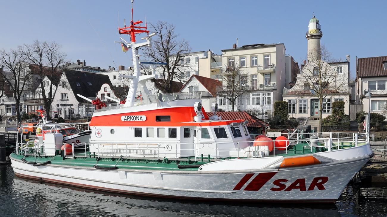 Rettung auf See: Seenotretter bringen schwer kranken Seemann an Land