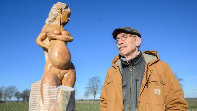 Nahe 164-Einwohner-Ort: Statue von nackter Frau an Bundesstraße sorgt für Aufregung