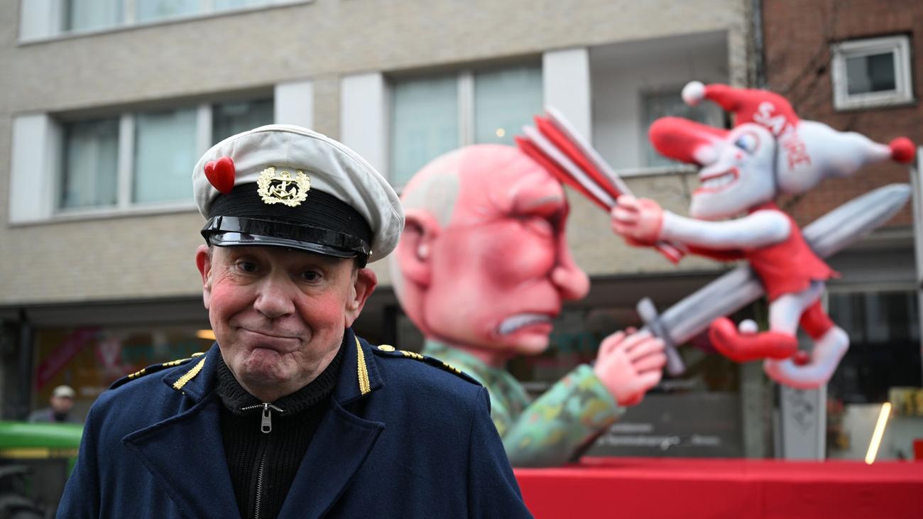 Politische Mottowagen: Tillys Karnevalskunst im EU-Parlament - drei Wagen fehlen