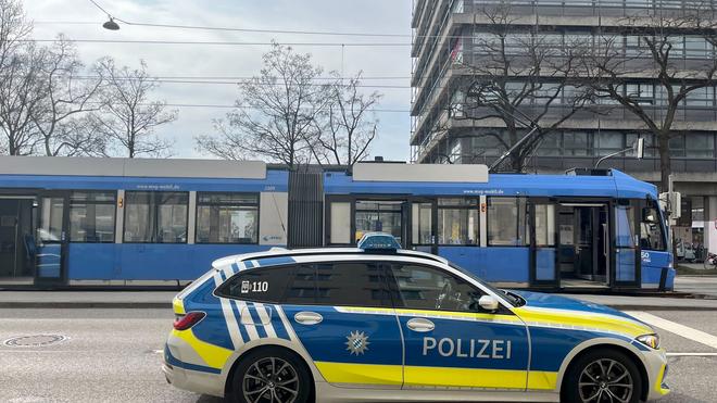 Polizei im Einsatz: Die Tram wurde in der Arnulfstraße in der Nähe des Paketpostareals gestoppt.