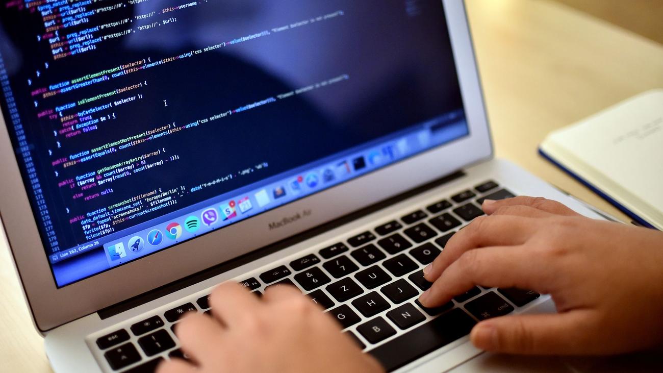 Studie zum Weltfrauentag: Vorurteile bremsen Frauen in deutschen IT-Abteilungen aus