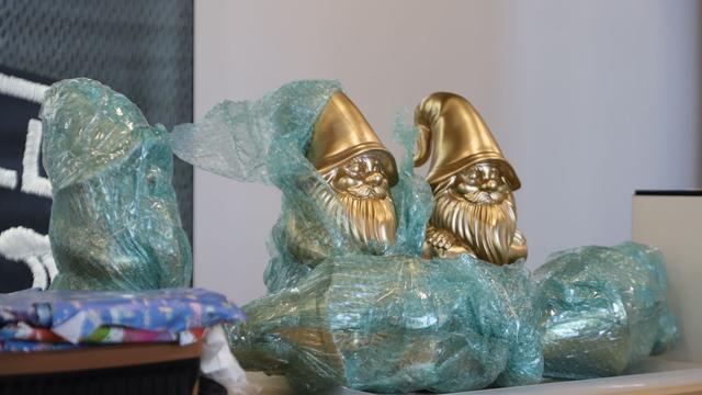 Ungewöhnliches Versteck: Zoll entdeckt 25 Kilo Ketamin in goldenen Gartenzwergen