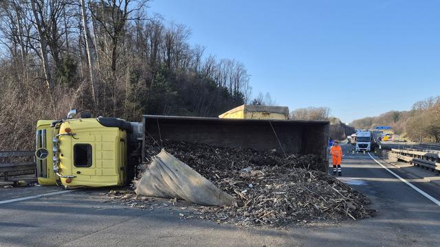 Unfälle: A1 Richtung Dortmund - Lkw blockiert stundenlang Fahrbahn