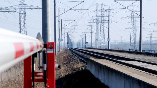 Bahnverkehr: Blick auf die Bahnstrecke Leipzig-Erfurt im Schkopauer Ortsteil Dörstewitz.