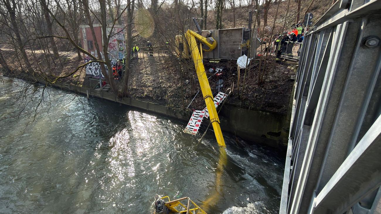 Unfall: Lastwagen kippt um - Arbeitskorb mit Mann landet in Pegnitz