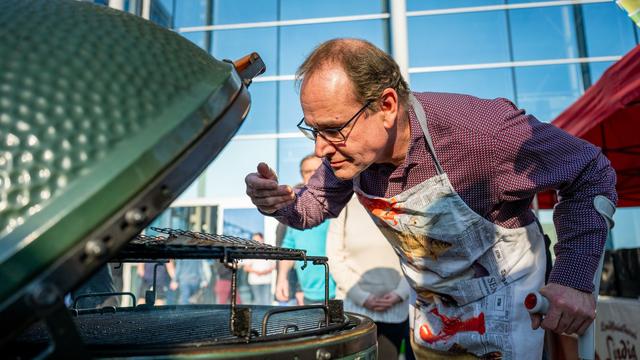 Essen statt Massensterben: Minister am Grill: Kummer wirbt für Fisch aus DDR-Besatz