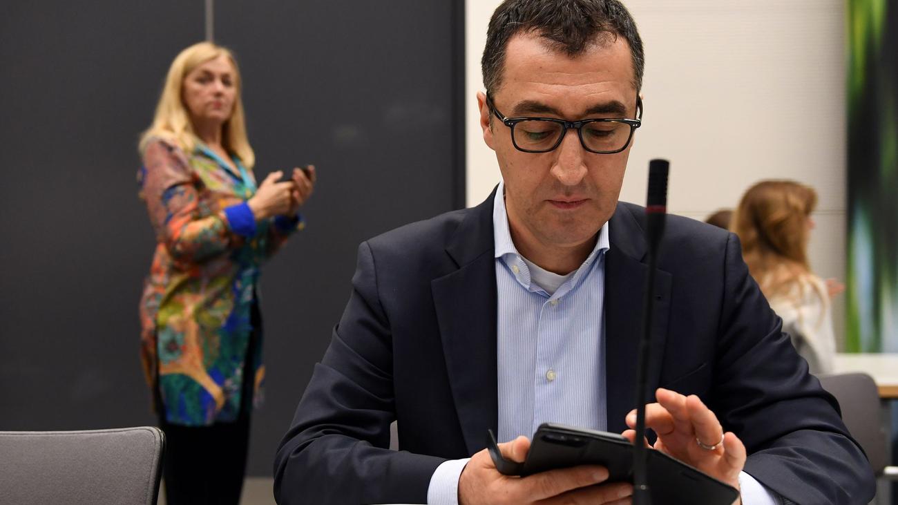 Debatte um Verbot: Özdemir für Handyverbot an allen Schulen in Südwesten