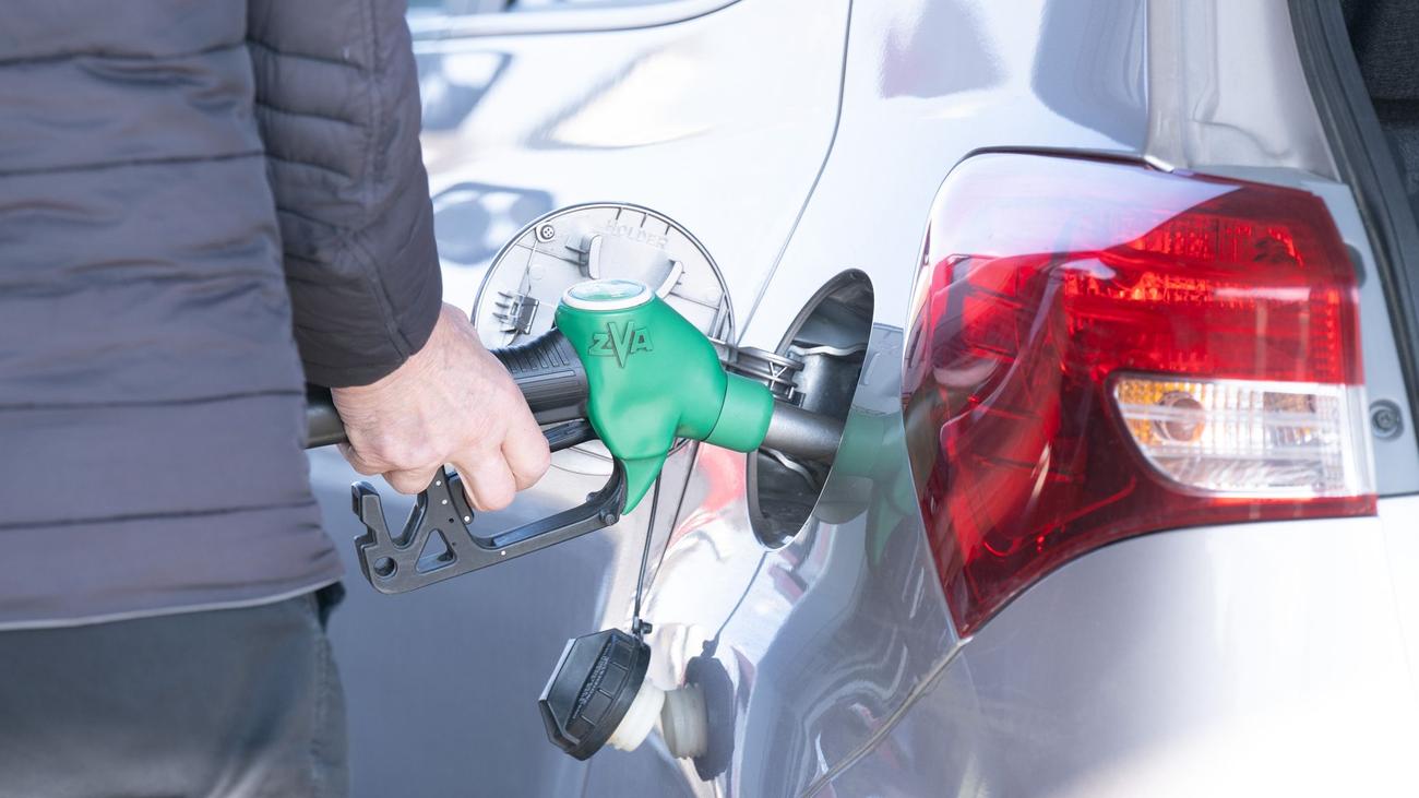 Verbraucher: Reiche lässt hohe Spritpreise überprüfen