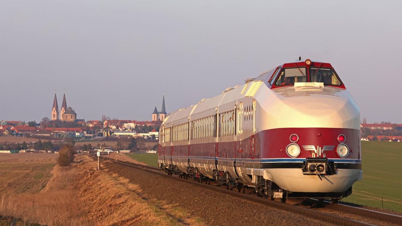Zugverkehr: Restaurierter DDR-Prestigezug absolviert erste Probefahrt