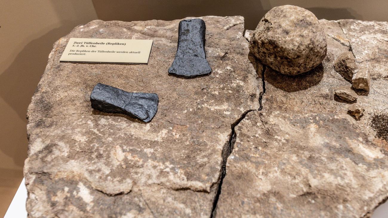 Archäologie: Den Göttern so nah: Was zwei Beile auf einem Felsen verraten