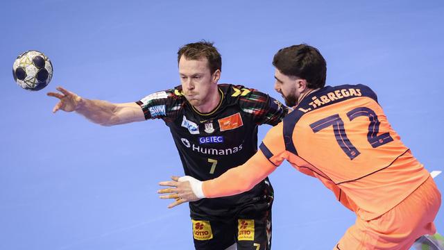 Bild: EHF Champions League: Erste Niederlage: Magdeburg-Handballer unterliegen Barcelona