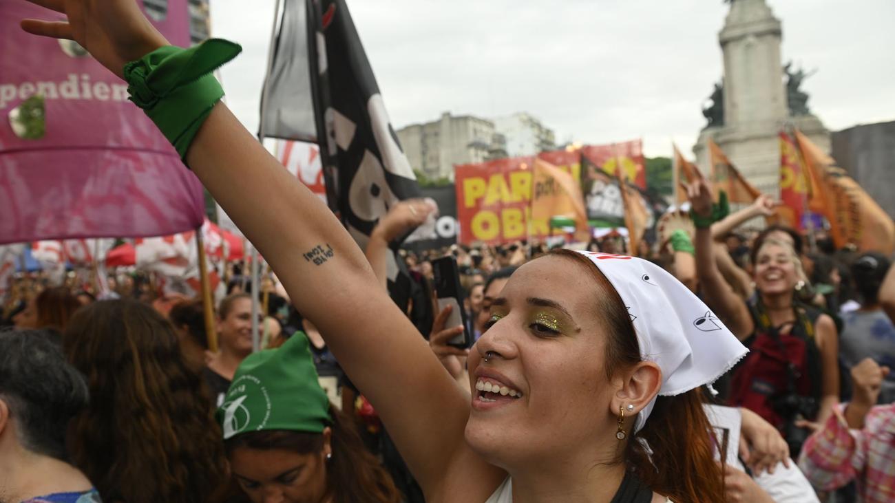 Umfrage in 29 Ländern: Generationen-Umfrage: Gen-Z hat rückständigstes Rollendenken